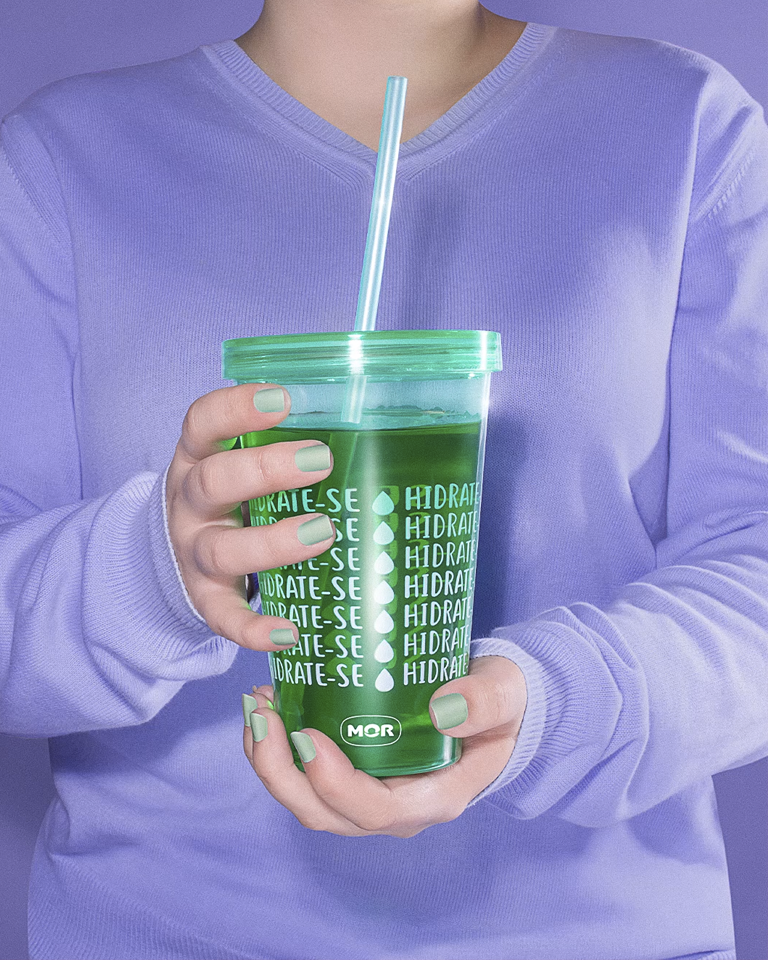 Seja com suco ou até mesmo uma água geladinha com hortelã.